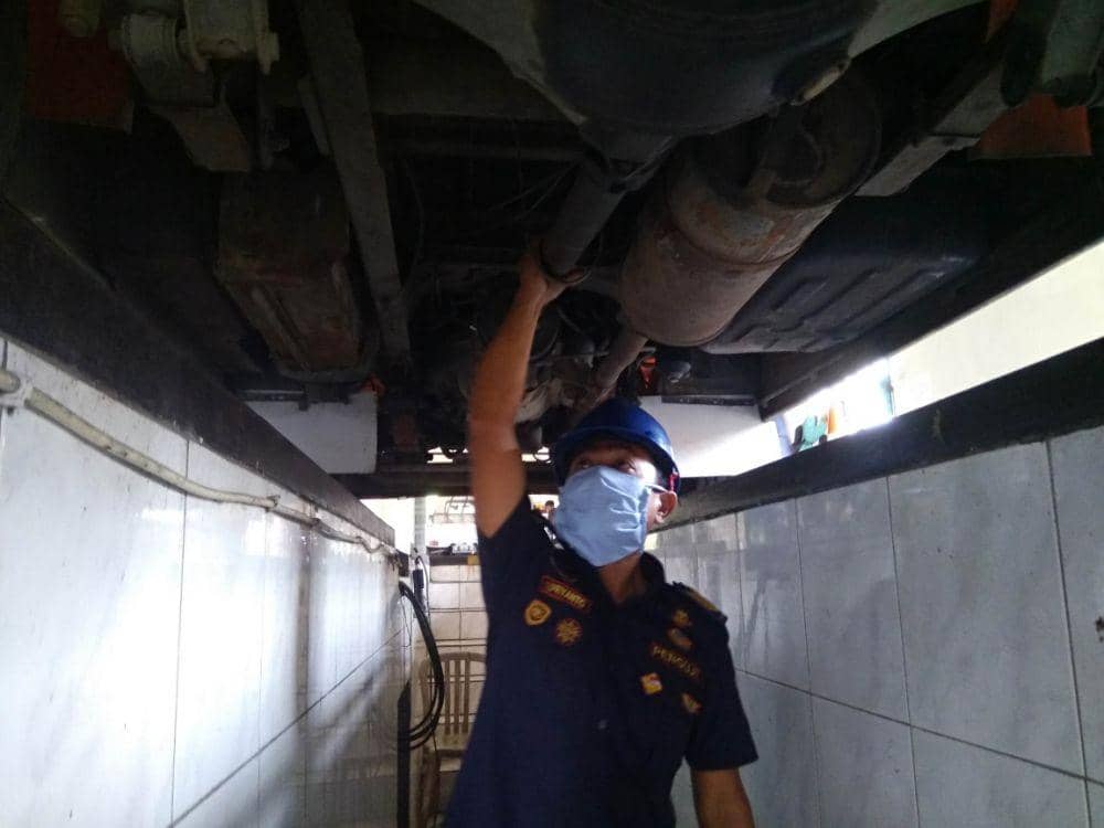 Petugas teknis Dishub Kabupaten Madiun sedang mengecek kelayanan mobil pengangkut barang di ruang pengujian kendaraan bermotor. IDN Times/Nofika Dian Nugroho
