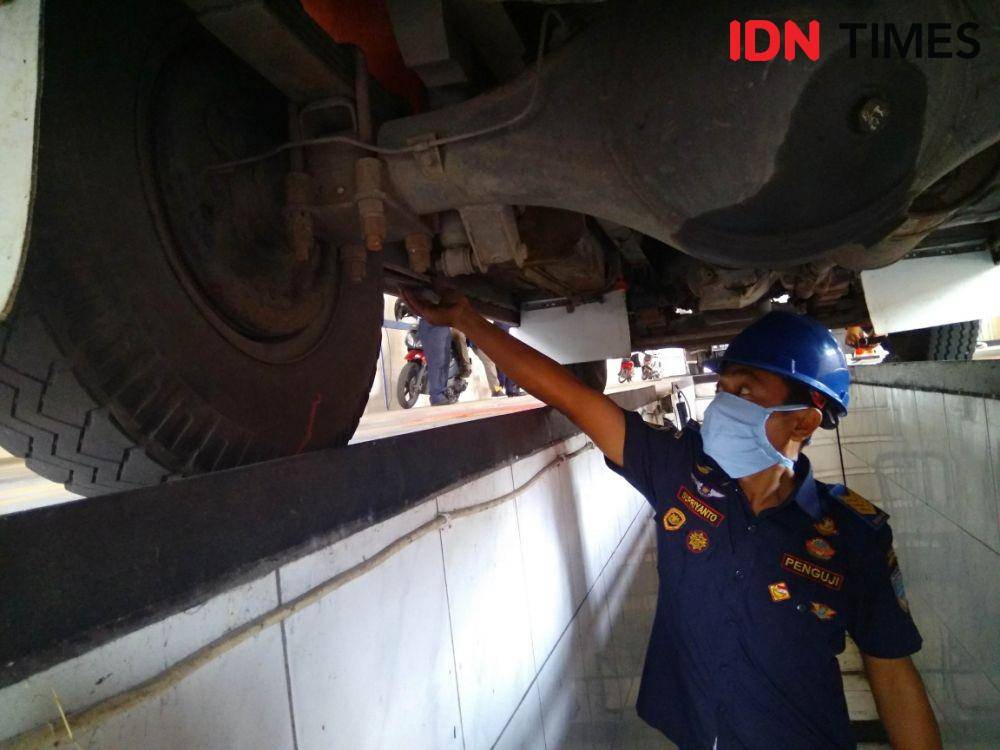 Petugas teknis Dishub Kabupaten Madiun sedang mengecek ketebalan ban mobil pengangkut barang sebagai salah satu syarat uji kendaraan bermotor. IDN Times/Nofika Dian Nugroho