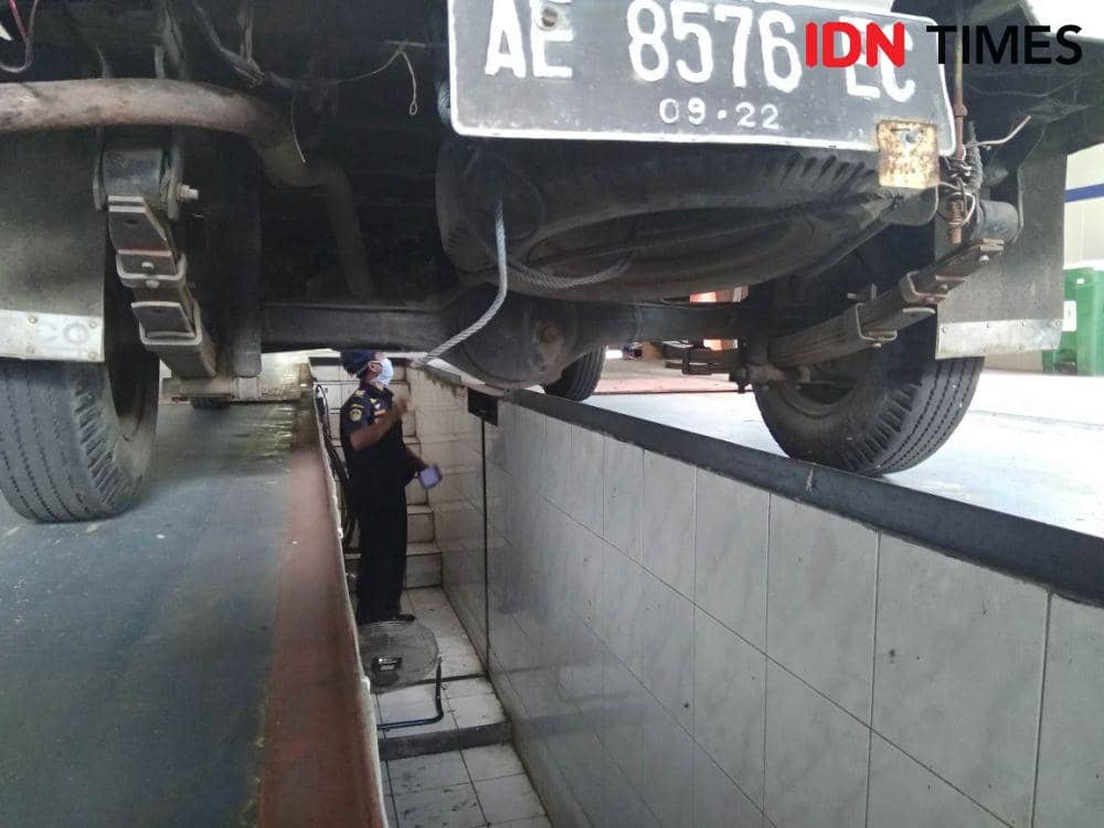 Suasana di ruang pengujian kendaraan bermotor di Dishub Kabupaten Madiun. IDN Times/Nofika Dian Nugroho