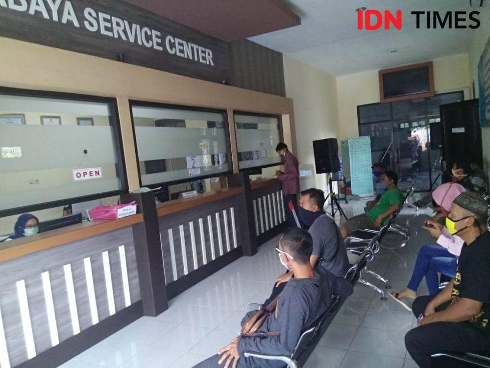 Pelayanan administrasi pengujian kendaraan bermotor di Dinas Perhubungan Kabupaten Madiun. IDN Times/Nofika Dian Nugroho