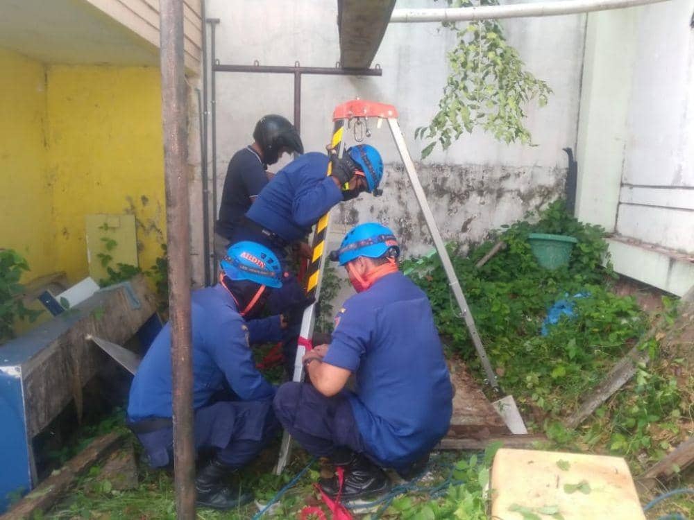 Petugas Damkar Kota Semarang memakai alat bantu saat evakuasi korban jatuh dari sumur. Dok Damkar Kota Semarang