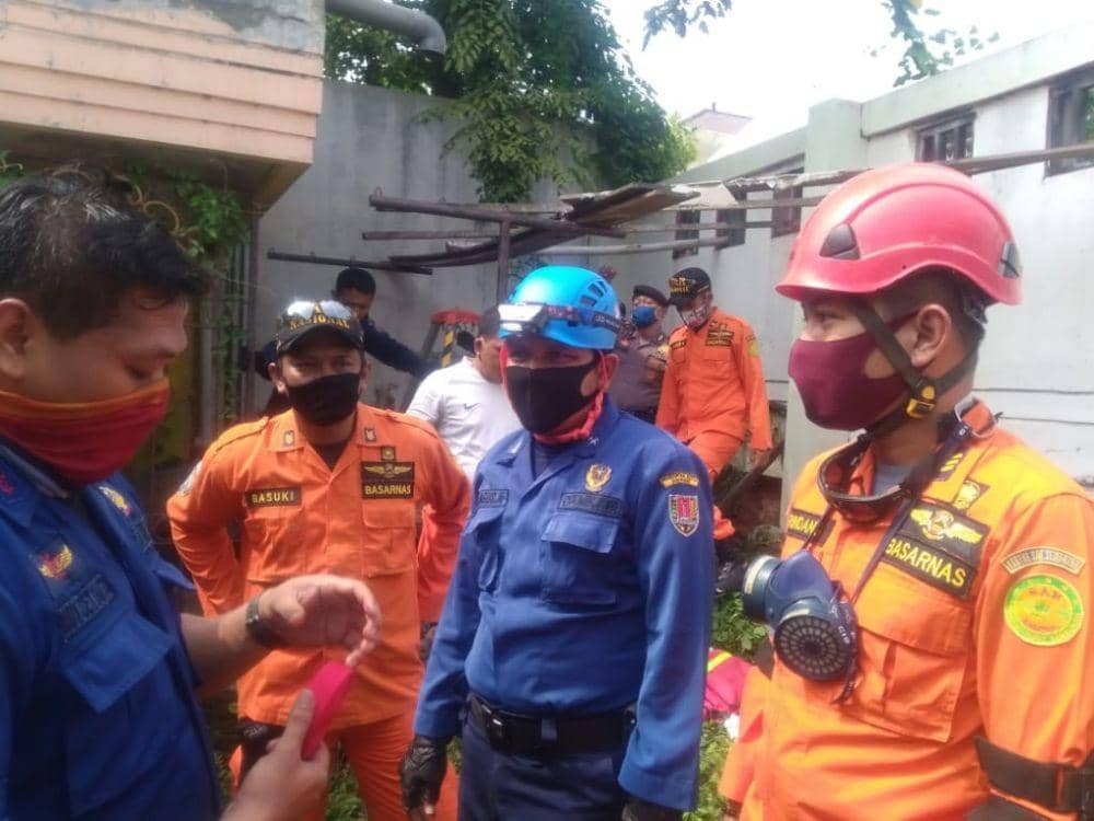 Petugas Damkar saat evakuasi korban jatuh dari sumur. Dok Damkar Kota Semarang