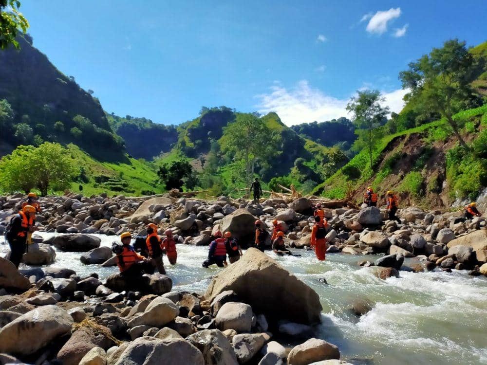 Tim SAR gabungan melakukan pencarian korban longsoran di Jenepoto. IDN Times/Basarnas Makassar