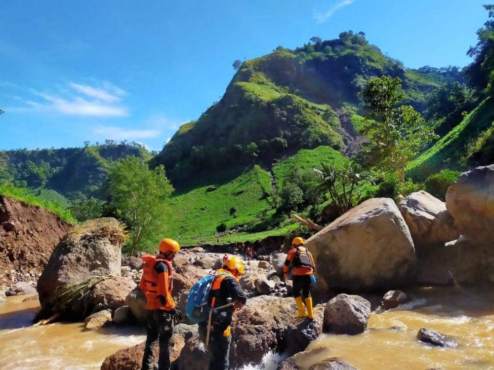 Tim SAR gabungan melakukan pencarian korban longsoran di Jenepoto. IDN Times/Basarnas Makassar