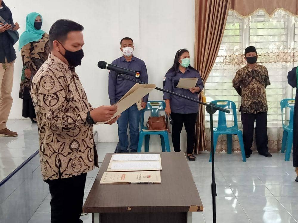 Salah satu Komisioner KPU Binjai, saat melantik anggota PPS (IDN Times/ istimewa)