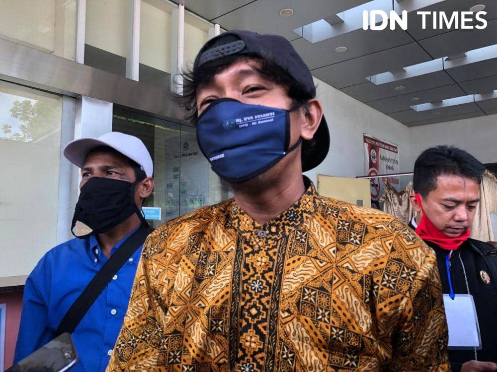 AS menyambut kepulangan anaknya (IDN Times/Rangga Erfizal)