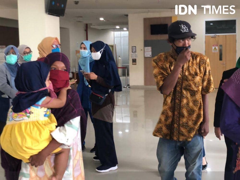 AS dan keluarga saat akan pulang (IDN Times/Rangga Erfizal)