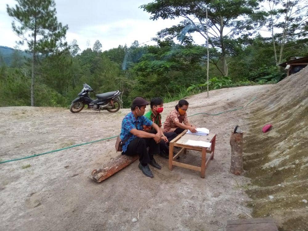 Pelantikan Virtual, Anggota PPS Tana Toraja Cari Sinyal di Kaki Bukit