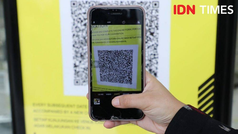 Ilustrasi masuk mal menggunakan barcode (IDN Times/Athif Aiman)
