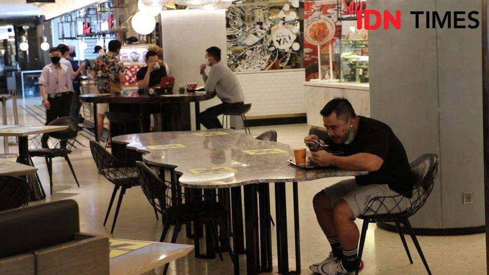 Suasana foodcourt yang ada di Mal era new normal (IDN Times/Athif Aiman)
