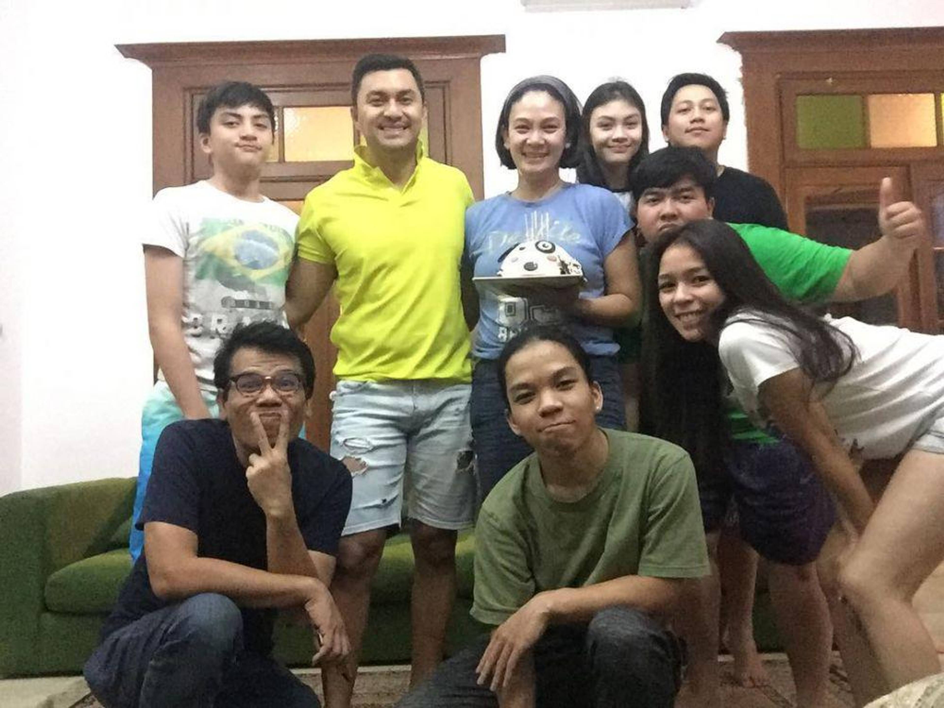 Adem, 10 Potret Manis Anjasmara dan Dian Nitami Bareng Anak Angka | IDN ...