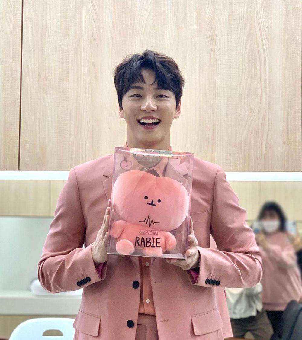 instagram.com/moa_ent