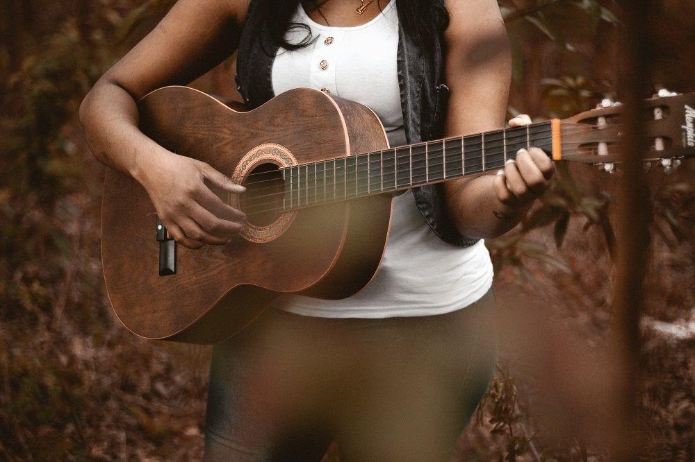 5 Cara Bermain Gitar yang Mudah buat Pemula, Pasti Cepat Bisa!