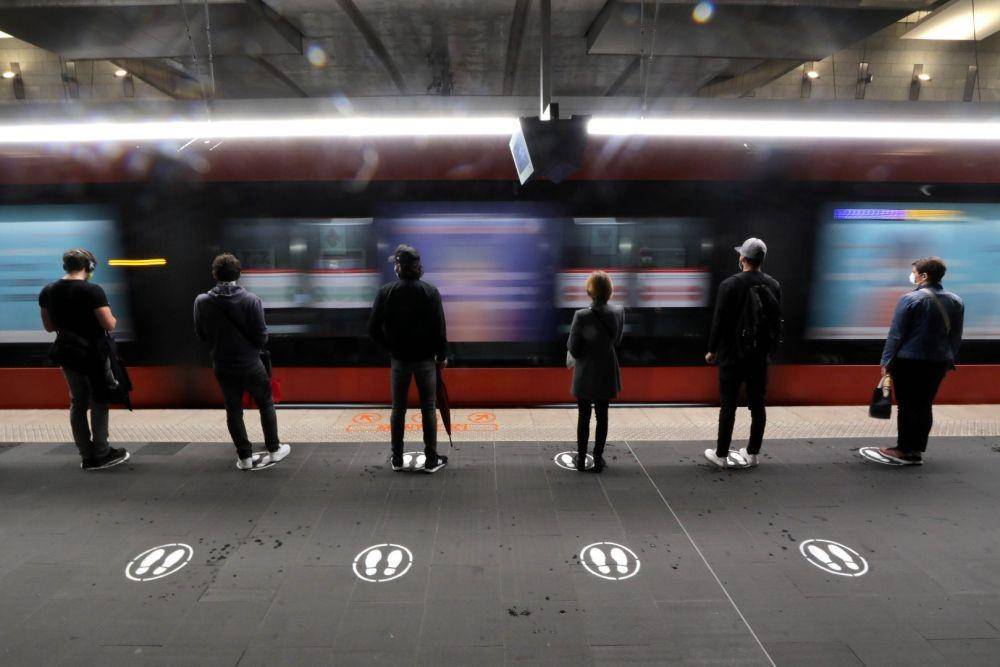 Calon penumpang menjaga jarak di stasiun kereta di Nice, Prancis, pada 11 Mei 2020. ANTARA FOTO/REUTERS/Eric Gaillard
