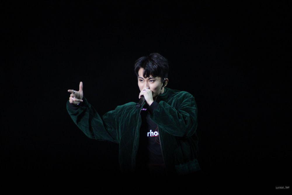 10 gaya swag mark nct ketika nge-rap di atas panggung