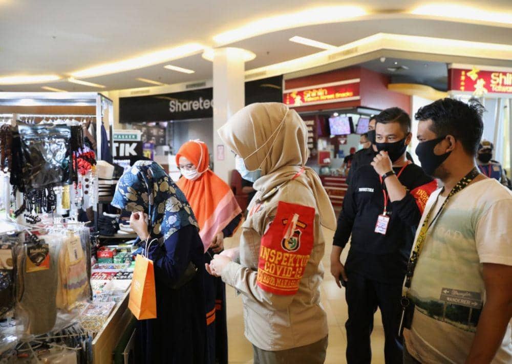Tim gabungan melakukan pengawasan di salah satu mal di Makassar. Humas Pemkot Makassar