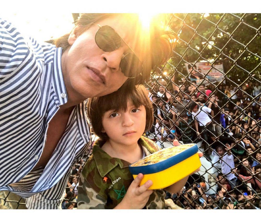 Bikin Gemas! 9 Potret Kebersamaan Shah Rukh Khan dengan Anak Bungsunya