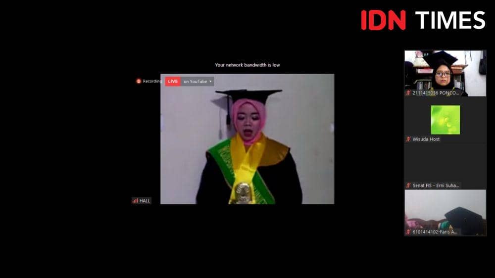 Suasana prosesi wisuda di aplikasi Zoom milik Unnes. Fariz Fardianto/IDN Times