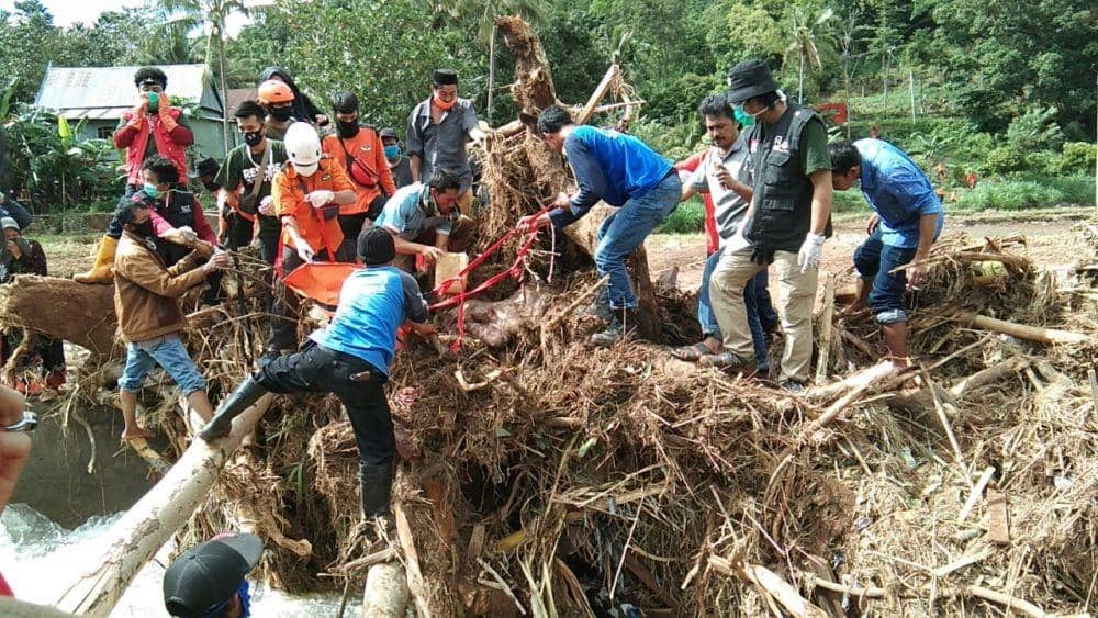 Tim SAR gabungan mengevakusi jenazah korban longsor di Jenepoto, Sulsel. IDN Times/Basarnas Makassar