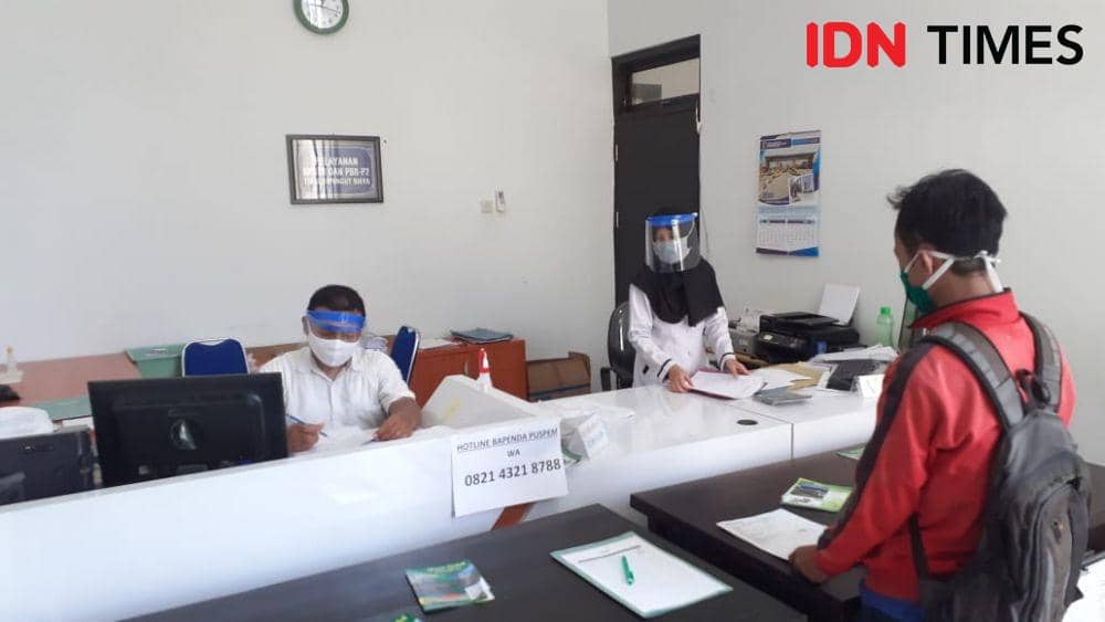 Pelayanan administrasi di Bapenda Kabupaten Madiun. IDN Times/Nofika Dian Nugroho