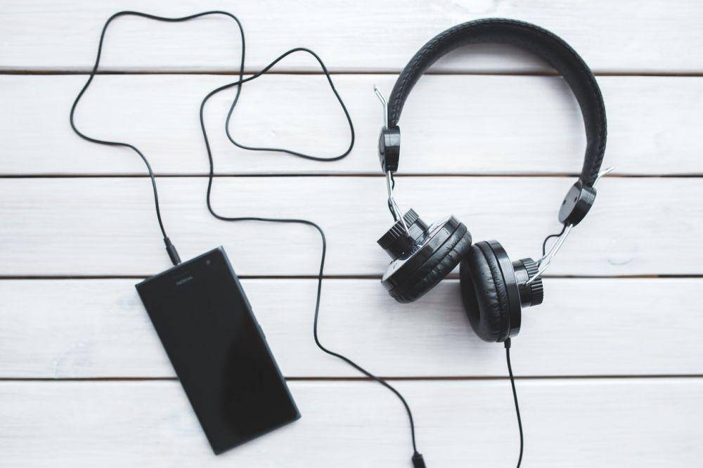 7 Lagu Ini Cocok Buat Kamu yang Lagi Down, Dengerin Yuk!