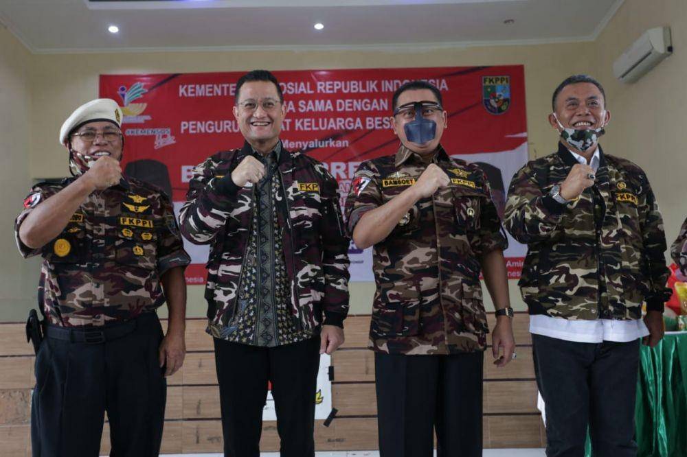 Menteri Sosial RI Juliari P Batubara menyerahkan  Bansos Sembako Presiden RI kepada Keluarga Besar FKPPI, Selasa (16/6) Dok. Kemensos)