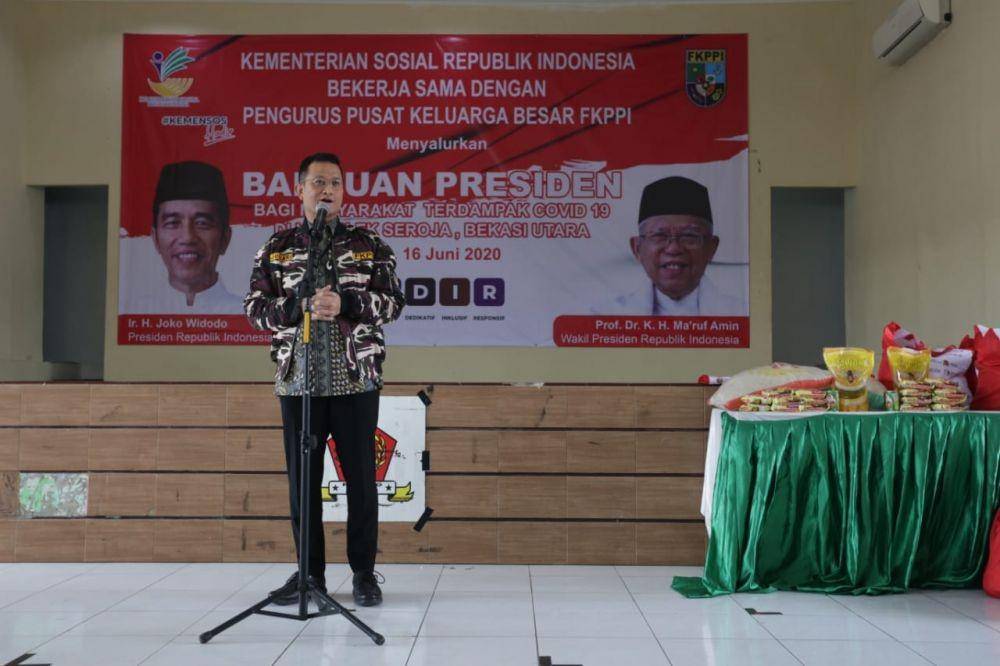 Menteri Sosial RI Juliari P Batubara menyerahkan  Bansos Sembako Presiden RI kepada Keluarga Besar FKPPI, Selasa (16/6) Dok. Kemensos)