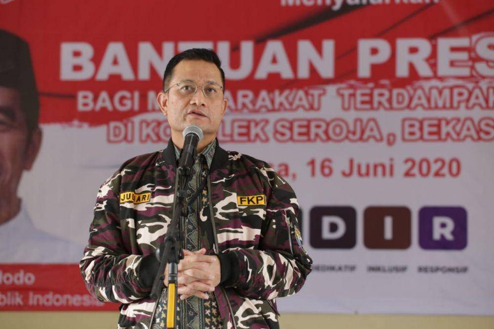Menteri Sosial RI Juliari P Batubara menyerahkan Bansos Sembako Presiden RI kepada Keluarga Besar FKPPI, Selasa (16/6) Dok. Kemensos)