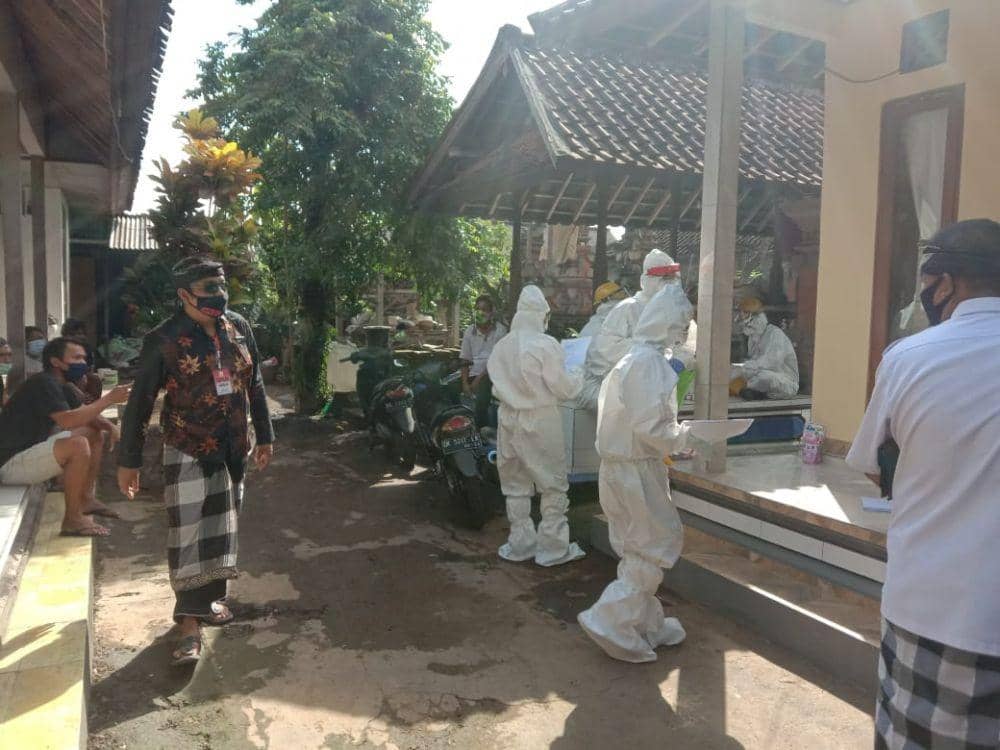 Pelaksanaan rapid test kepada keluarga balita di Desa Kemenuh Gianyar (Dok.IDN Times/istimewa)