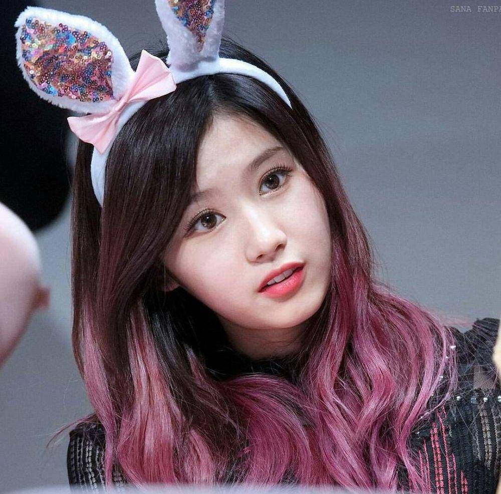 instagram.ocm/sana_twice