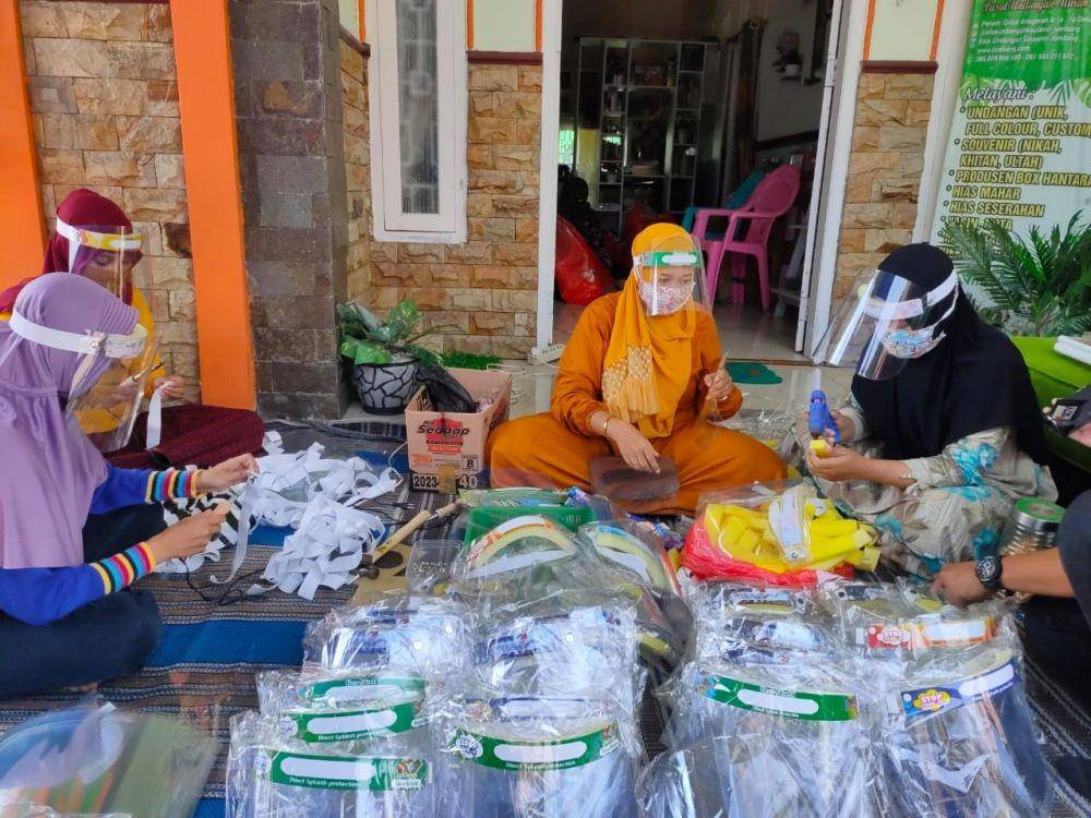 Para pekerja tengah memproduksi face shield. IDN Times/Zainul Arifin