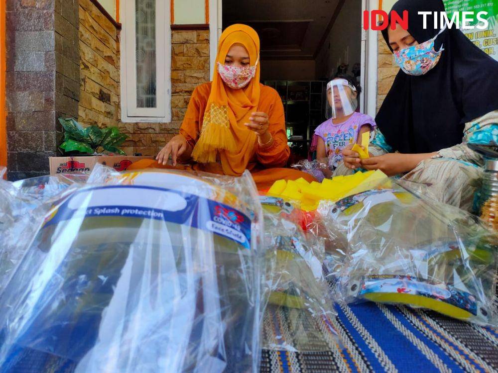 Produksi pelindung wajah (Face Shield). IDN Times/Zainul Arifin