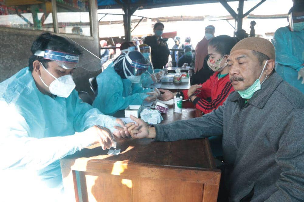 Sebanyak 160 pedagang dan pengunjung Pasar Induk Gadang di rapid test petugas. Dok/Humas Pemkot Malang