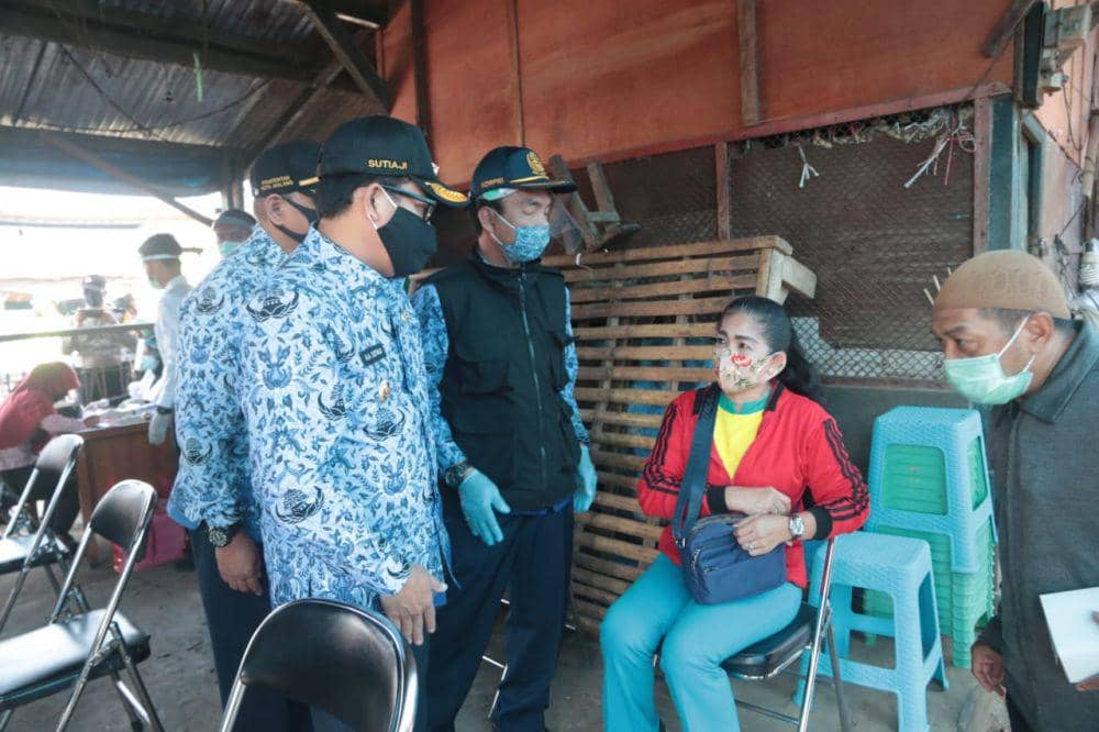Sebanyak 160 pengunjung dan pedagang dilakukan rapid test di Pasar Induk Gadang. Dok/Humas Pemkot Malang