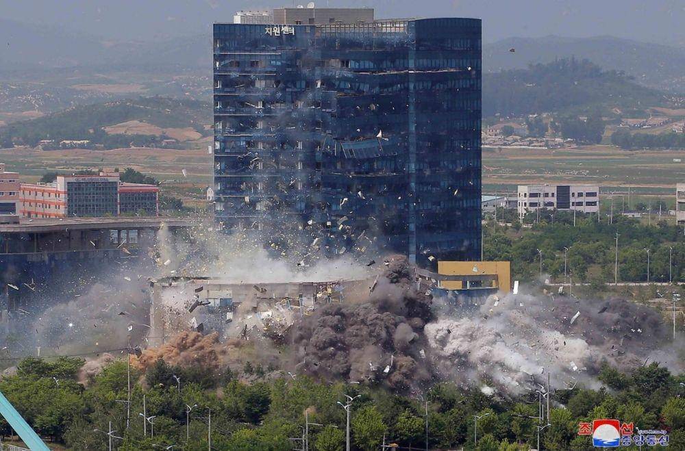 Kantor penghubung gabungan Korea di kota perbatasan Kaesong, Korea Utara, diledakkan pada 16 Juni 2020. ANTARA FOTO/KCNA via REUTERS