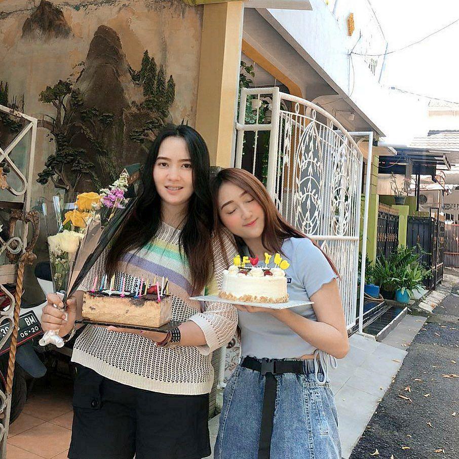 Bikin Meleleh, 10 Potret Kasih Sayang Sandrina IMB kepada Mamanya