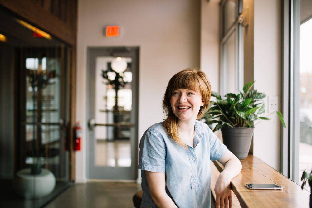 Ilustrasi perempuan tersenyum bahagia. (Unsplash.com/Brooke Cagle)