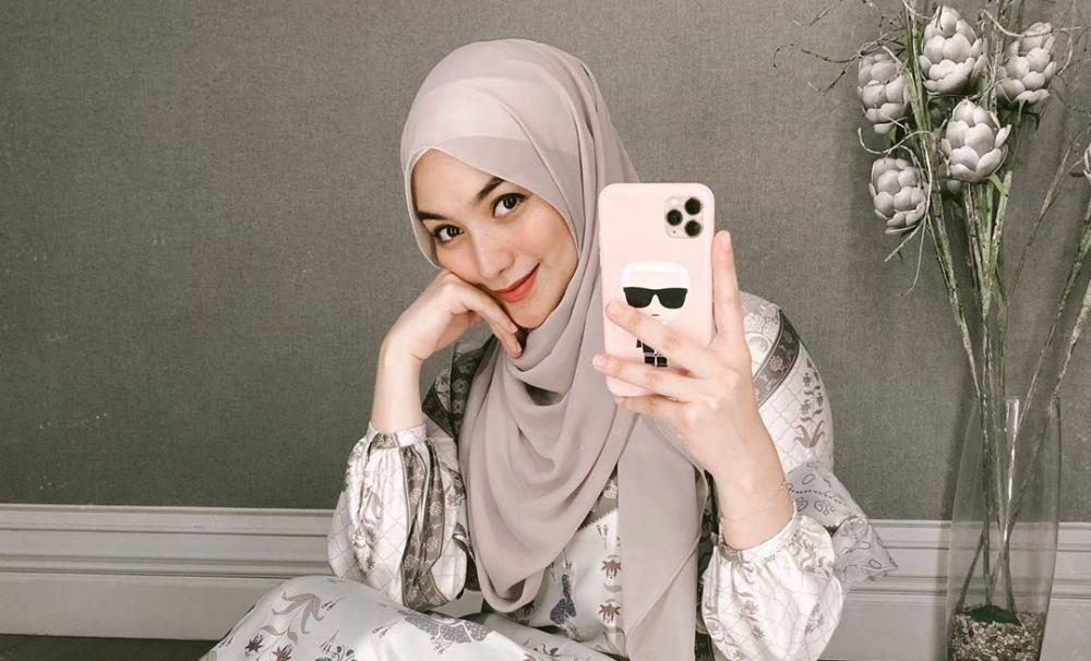10 Cara Memakai Jilbab Segi Empat Sederhana yang Modis