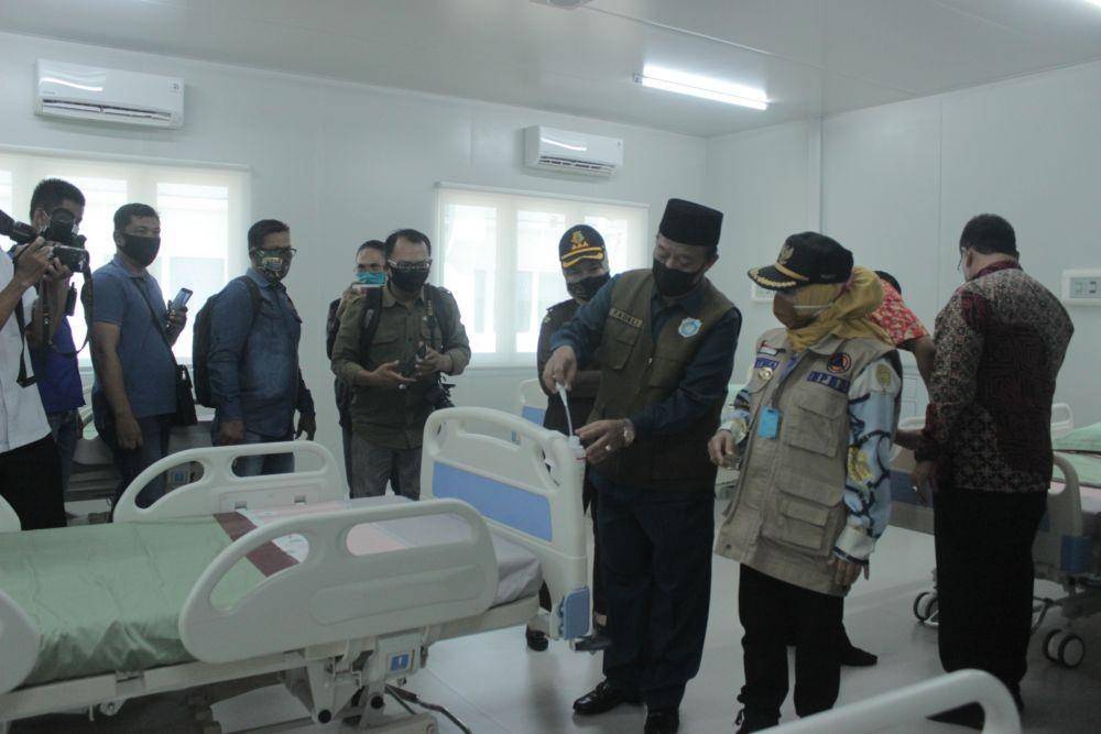 Bupati Lamongan Fadeli saat meninjau ruang isolasi COVID-19. IDN Times/Imron