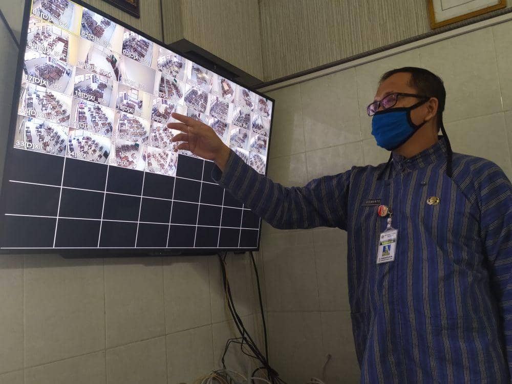 Kepsek SMA 5 Semarang menunjukan CCTV yang terpasang di seluruh ruang kelasnya. Fariz Fardianto/IDN Times