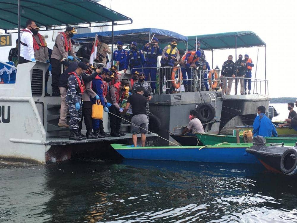 Pembagian sembako kepada para nelayan di kawasan Penajam Paser Utara (IDN Times / Hilmansyah)