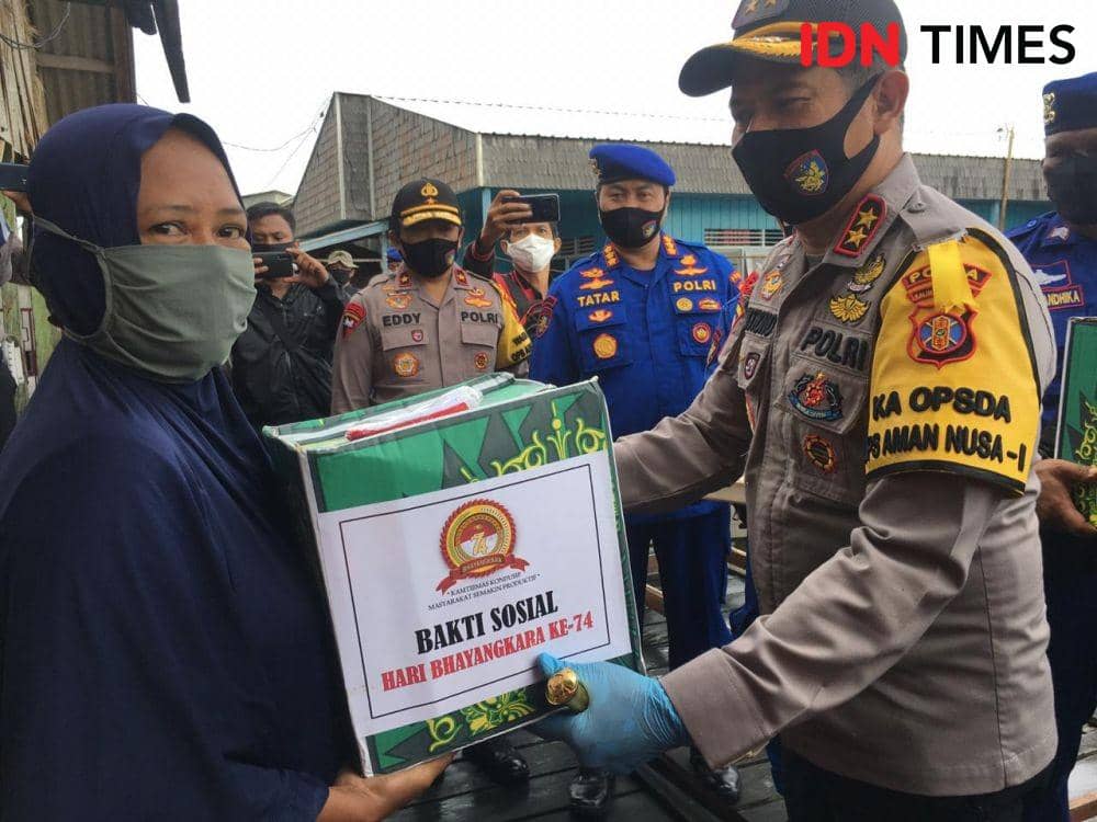 Warga pesisir pantai di Penajam Paser Utara menerima bantuan sembako (IDN Times/Hilmansyah)