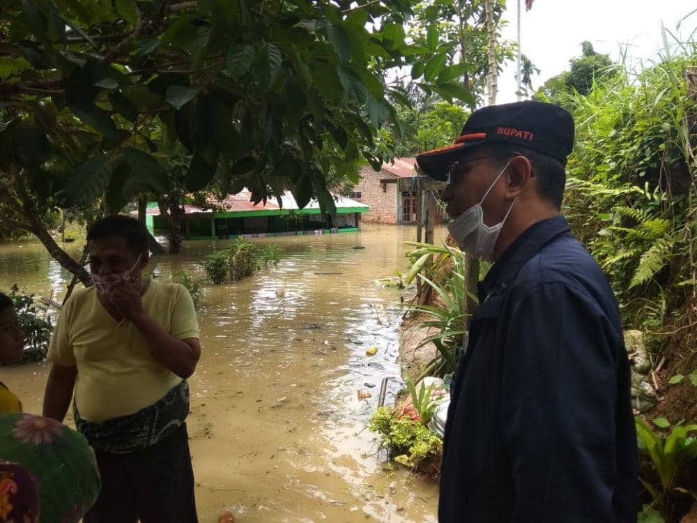 Bupati Simalungun JR Saragih meninjau kondisi banjir (Dok. IDN Times/Istimewa)