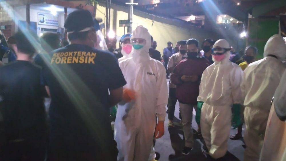 Petugas mengevakuasi mayat ASN dalam kamar kontrakannya. IDN Times/Polsek Panakkukang