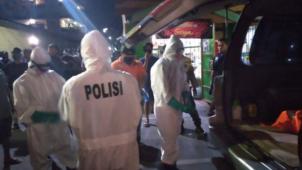 Petugas mengevakuasi mayat ASN dalam kamar kontrakannya. IDN Times/Polsek Panakkukang