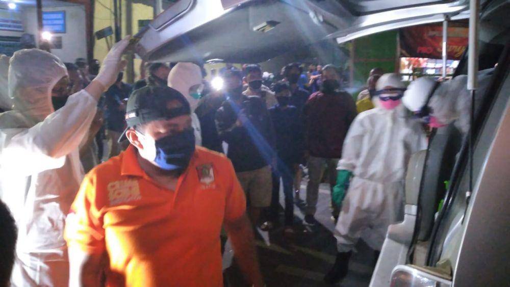 Petugas mengevakuasi mayat ASN dalam kamar kontrakannya. IDN Times/Polsek Panakkukang