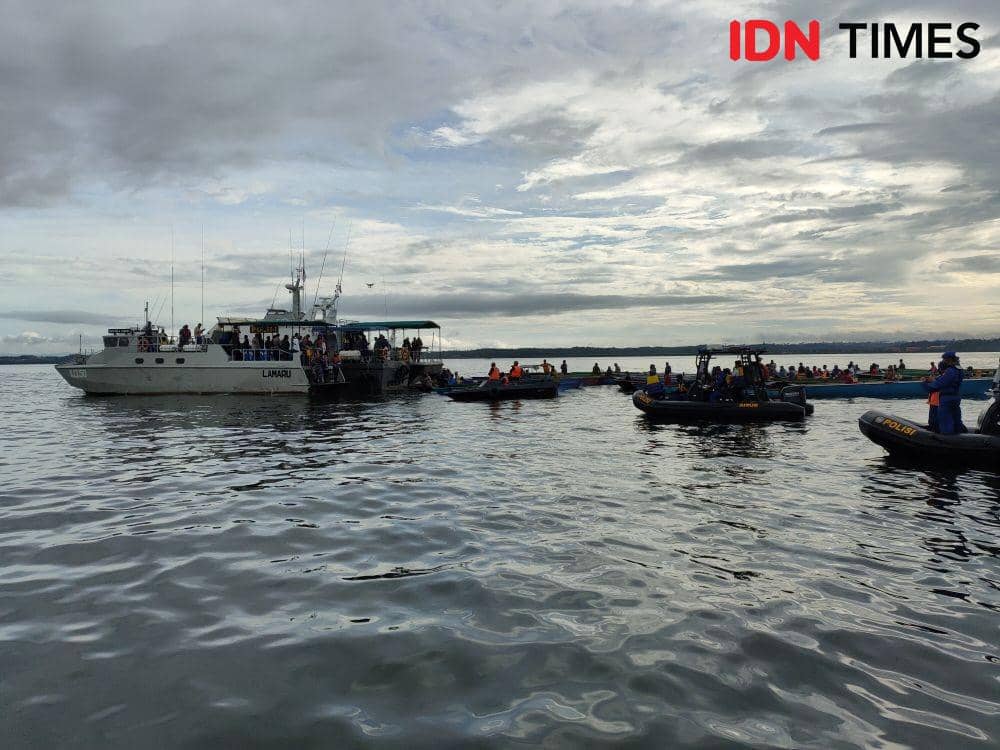 Polda Kaltim Bagikan Sembako untuk Nelayan di Laut dan Pesisir PPU