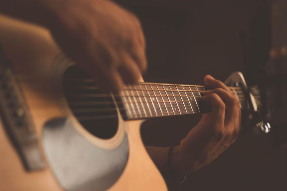 5 Rekomendasi Lagu Slow Rock yang Asyik untuk Bermain Gitar