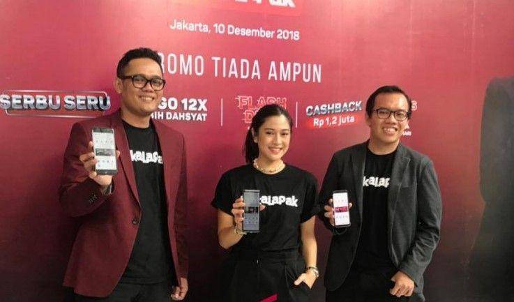 Vice President of Marketing Bukalapak, Bayu Syerli (kiri) bersama aktris, Dian Sastrowardoyo (tengah0 dan Co Founder & President Bukalapak, Fajrin Rasyid (kanan) dalam temu media di Jakarta (10/12/2018). (ANTARA News/Arindra Meodia)