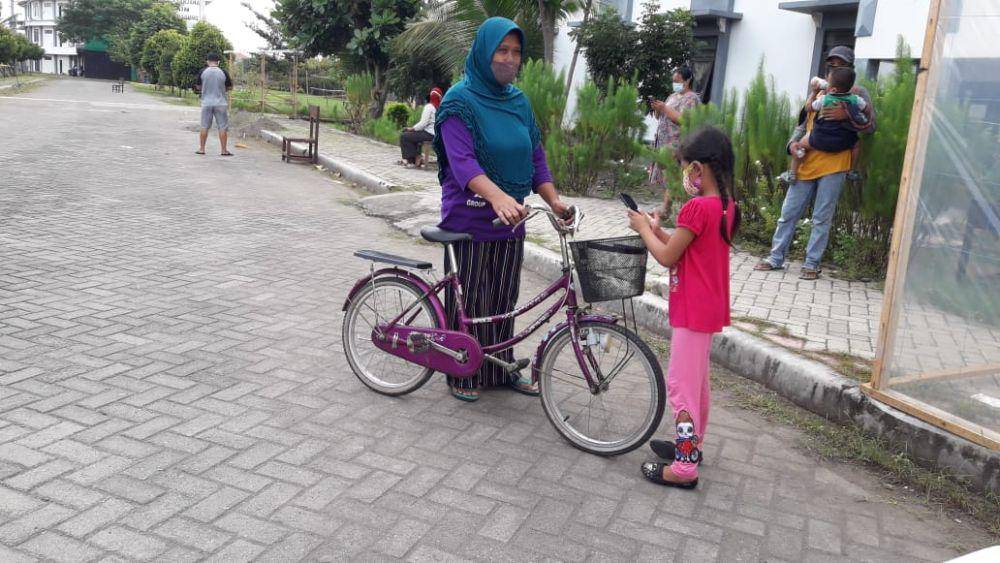SR saat menemani anaknya dikarantina di Rusunawa IAIN Tulungagung, Dokumentasi Tim Tagana Tulungagung